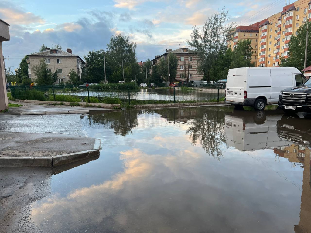 Воду из пруда в Павловской Слободе откачивают пожарными машинами |  19.06.2024 | Истра - БезФормата